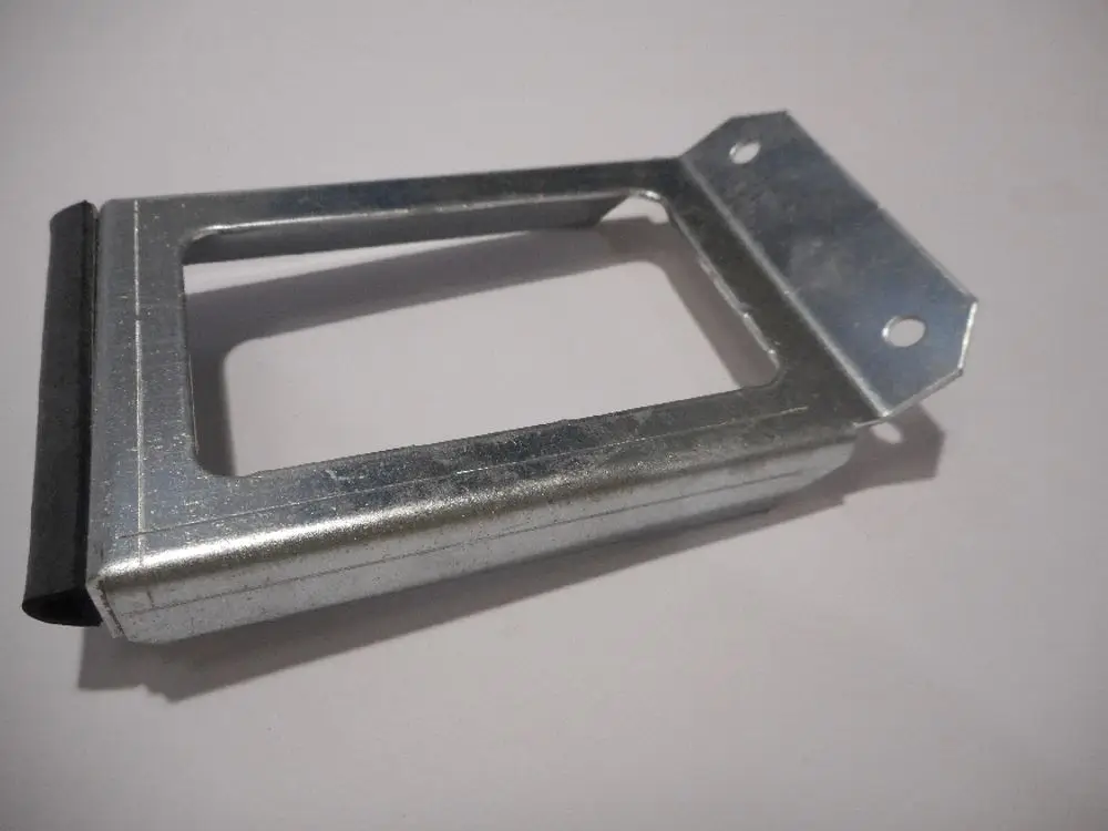 Verdichter Halter aus Metall, hergestellt von Remeha, mit einem rechteckigen Ausschnitt und Befestigungslöchern zur Montage.